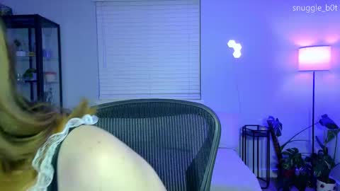 Snapshot of snuggle_b0t chatting on October 5, 3:22 am snuggle_b0t online show from October 5, 3:22 am