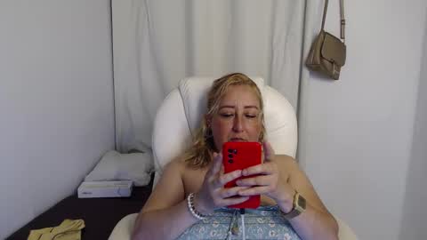 Snapshot of soffi_hott chatting on October 4, 10:58 pm soffi_hott online show from October 4, 10:58 pm
