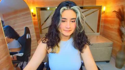 sofi_r_ online show from December 4, 8:09 pm