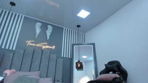 valen online show from December 15, 7:53 pm