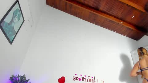 Snapshot of sofi_vasquez chatting on February 4, 10:02 pm Sofia Vasquez online show from February 4, 10:02 pm