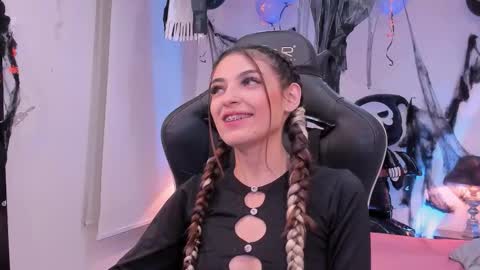 Snapshot of sofiarouge_ chatting on October 16, 8:33 pm Sofia Help me reach 5K followers online show from October 16, 8:33 pm