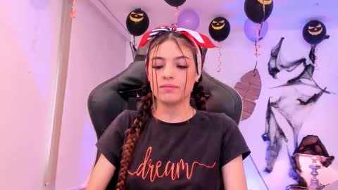 Snapshot of sofiarouge_ chatting on October 20, 7:39 pm Sofia Help me reach 5K followers online show from October 20, 7:39 pm