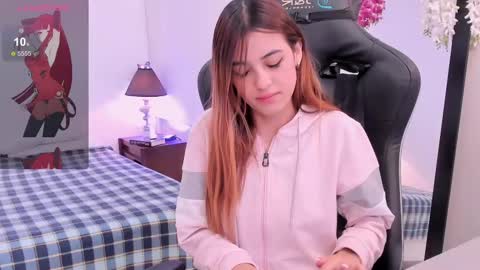 Snapshot of sofiarouge_ chatting on March 12, 4:02 pm Sofia Help me reach 5K followers online show from March 12, 4:02 pm