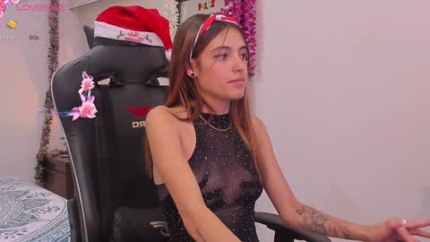 Snapshot of sofiarouge_ chatting on December 18, 8:25 pm Sofia Help me reach 5K followers online show from December 18, 8:25 pm