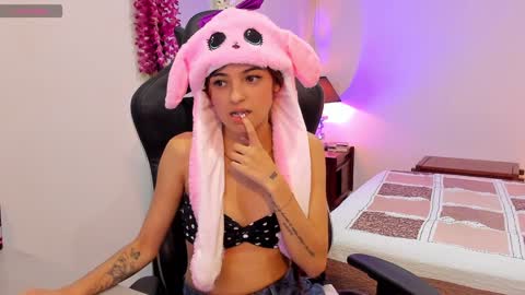 Snapshot of sofiarouge_ chatting on January 11, 8:10 pm Sofia Help me reach 5K followers online show from January 11, 8:10 pm