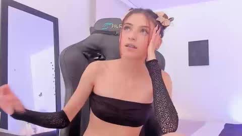 Snapshot of sofiarouge_ chatting on September 29, 8:03 pm Sofia Help me reach 5K followers online show from September 29, 8:03 pm