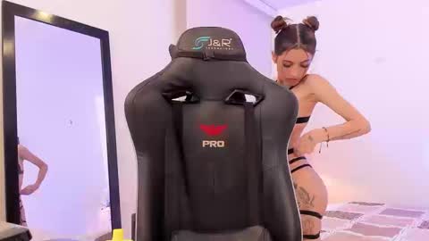Snapshot of sofiarouge_ chatting on September 16, 9:12 pm Sofia Help me reach 5K followers online show from September 16, 9:12 pm