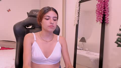 Snapshot of sofiarouge_ chatting on December 11, 8:07 pm Sofia Help me reach 5K followers online show from December 11, 8:07 pm