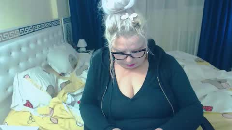 Snapshot of sonyamilf chatting on December 16, 3:43 pm Sonya online show from December 16, 3:43 pm