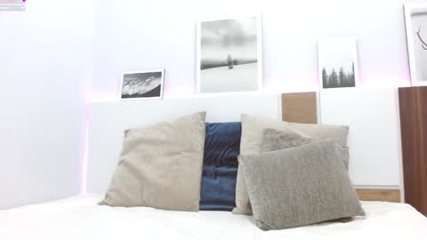 Snapshot of sophia_hadid chatting on December 7, 2:02 pm Sophia online show from December 7, 2:02 pm