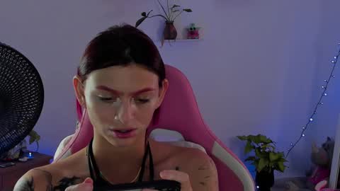 Snapshot of sophie_dolly_ chatting on December 13, 8:47 pm sophie doll online show from December 13, 8:47 pm