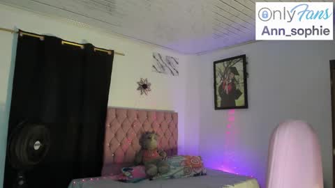 Snapshot of sophie_dolly_ chatting on October 17, 5:27 pm sophie doll online show from October 17, 5:27 pm