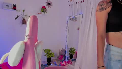 Snapshot of sophie_dolly_ chatting on December 16, 8:16 pm sophie doll online show from December 16, 8:16 pm