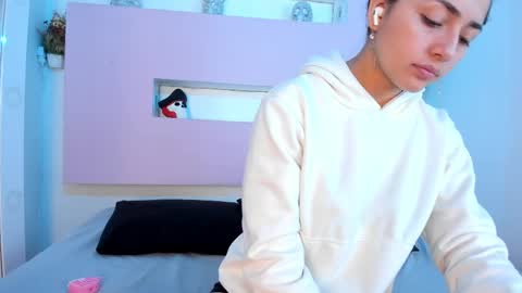 Snapshot of sophy_smilesweet chatting on March 3, 11:47 am SOPHY ROGERS online show from March 3, 11:47 am