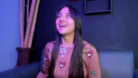Snapshot of sophy_smilesweet chatting on December 6, 11:33 am SOPHY ROGERS online show from December 6, 11:33 am