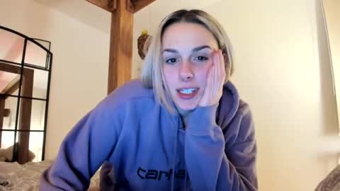 Snapshot of spacegirl42o chatting on January 7, 8:31 pm Spacegirl online show from January 7, 8:31 pm