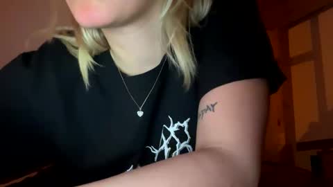 Snapshot of spacegirl42o chatting on January 3, 11:23 pm Spacegirl online show from January 3, 11:23 pm