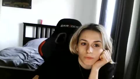 Snapshot of spacegirl42o chatting on December 25, 12:15 pm Spacegirl online show from December 25, 12:15 pm