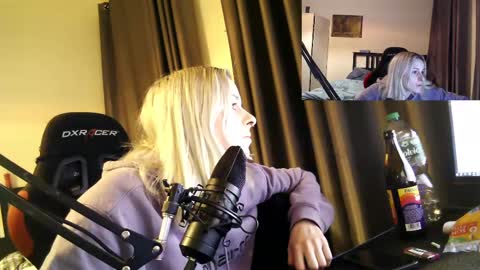 Snapshot of spacegirl42o chatting on December 24, 4:30 pm Spacegirl online show from December 24, 4:30 pm