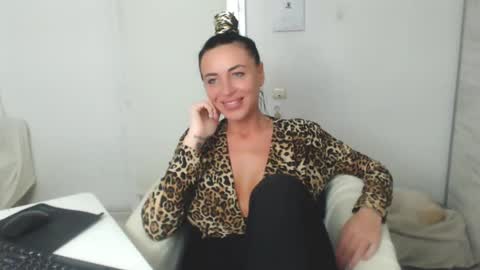Snapshot of spicemint chatting on February 18, 5:00 pm Carla online show from February 18, 5:00 pm