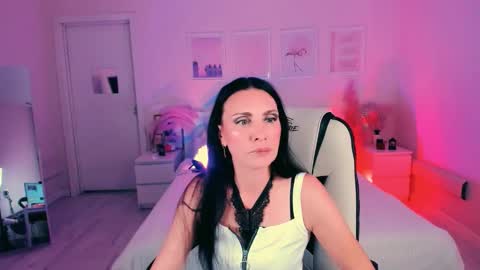 Snapshot of steaflers_mom chatting on October 16, 6:49 am Avanessa May Follow mommy online show from October 16, 6:49 am