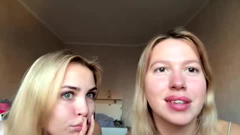 Snapshot of stefany_and_bettany chatting on October 3, 2:33 pm Stefany and Bettany online show from October 3, 2:33 pm