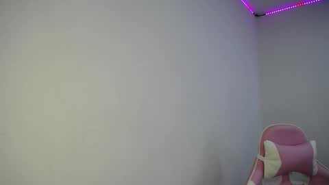 Snapshot of stepha_sweet chatting on February 9, 9:39 pm Emma online show from February 9, 9:39 pm