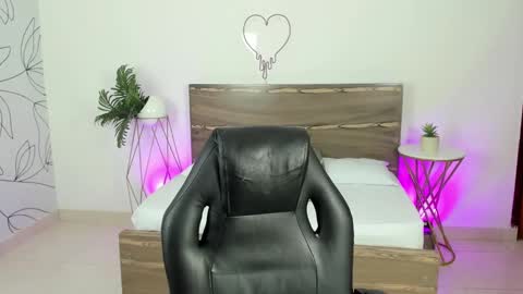 Snapshot of stephanya_ chatting on December 19, 2:45 am S T E P H A N Y A online show from December 19, 2:45 am