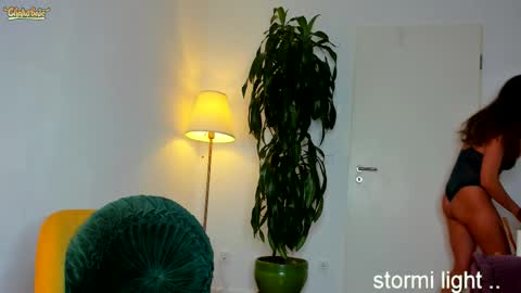 Snapshot of stormi_light chatting on October 10, 7:52 pm Stormi online show from October 10, 7:52 pm