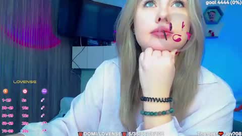 suchcute_ online show from February 17, 2:55 am