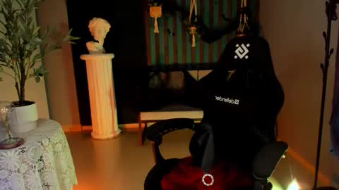 Vivien online show from October 31, 1:59 pm