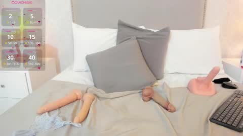 susanthomass online show from February 6, 8:12 pm