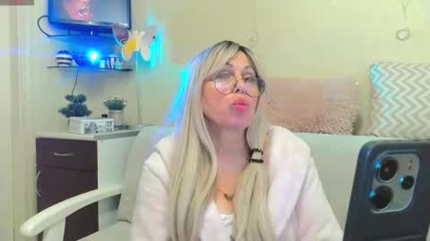 SusieNoreen online show from October 25, 11:18 am