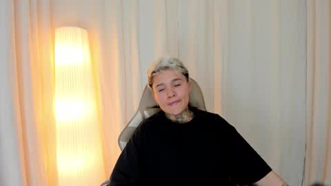 Snapshot of suzu_wolf chatting on October 15, 4:15 am suzu_wolf online show from October 15, 4:15 am