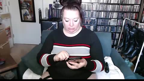 Snapshot of sweater_queen chatting on January 21, 2:59 pm Sweater Queen online show from January 21, 2:59 pm