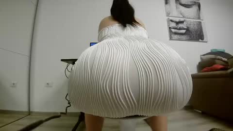 Snapshot of sweet_ella chatting on February 20, 5:23 am online show from February 20, 5:23 am
