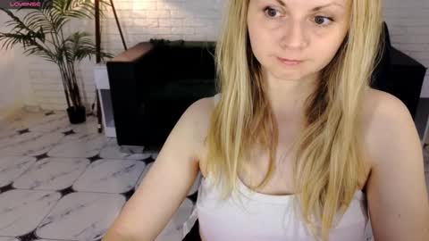 Snapshot of sweet_emily4u chatting on September 30, 6:19 am Emily online show from September 30, 6:19 am