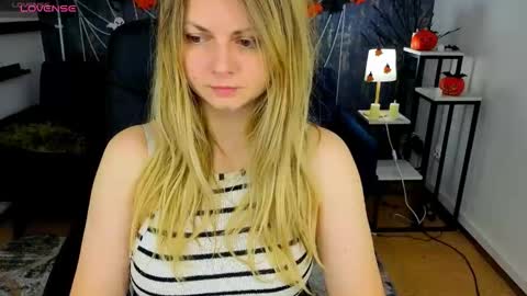 Snapshot of sweet_emily4u chatting on October 20, 6:49 am Emily online show from October 20, 6:49 am