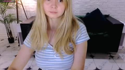 Snapshot of sweet_emily4u chatting on October 4, 6:19 am Emily online show from October 4, 6:19 am