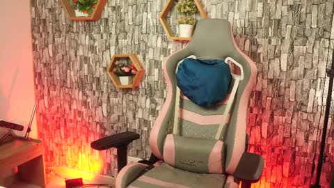 Salom independent model online show from April 8, 7:49 pm