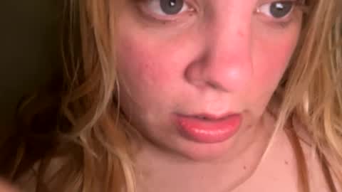 Snapshot of sweetlisa92 chatting on February 28, 4:20 pm Lisa online show from February 28, 4:20 pm