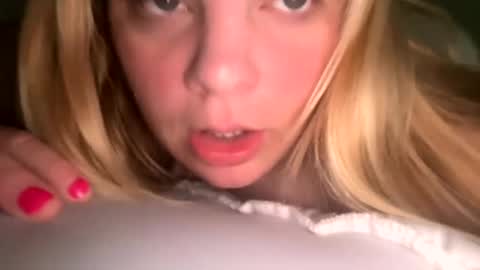 Snapshot of sweetlisa92 chatting on February 13, 12:32 pm Lisa online show from February 13, 12:32 pm