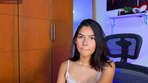 Snapshot of sweetlittlevenus chatting on March 5, 10:11 am Venus online show from March 5, 10:11 am