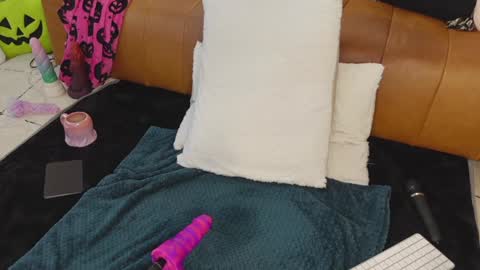 Taylor --  online show from October 3, 8:14 pm