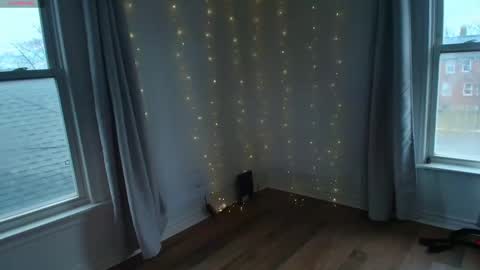 Taylor Tait online show from November 26, 7:04 pm