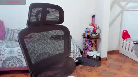 Snapshot of thatgirl2003 chatting on December 17, 3:06 pm online show from December 17, 3:06 pm