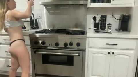 thatoneblondee online show from September 24, 3:05 am