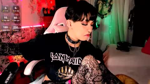 Snapshot of the_kitty_roxy chatting on October 2, 6:29 am ... ... online show from October 2, 6:29 am