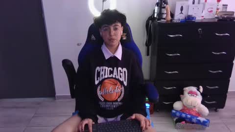 Snapshot of thomascooper_cams chatting on March 6, 7:54 pm VALERIA online show from March 6, 7:54 pm